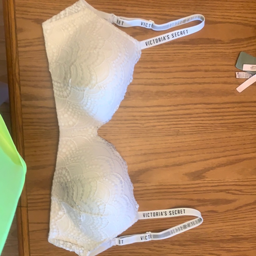 White t shirt Vic sec bra no wire